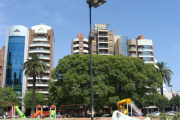 La Plata: cuatro delincuentes entraron a un edificio y sometieron a una joven en un violento robo