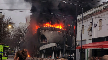 Impactante incendio en un depósito del centro platense