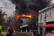 Impactante incendio en un depósito del centro platense