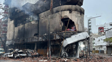 La Plata: llevan perros al lugar del incendio para buscar posibles víctimas entre los escombros