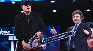 Elon Musk presume la motosierra que le regaló Milei en su foto de perfil