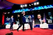 Javier Milei se reunió con Elon Musk y le regaló una motosierra