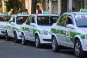 Tensión en La Plata por el avance de las apps: taxistas y remiseros marchan al Municipio