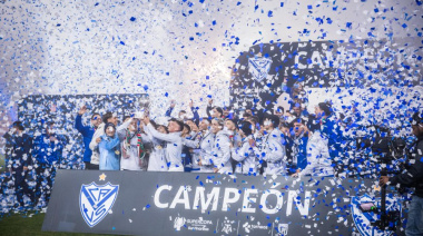 Vélez se impuso ante Estudiantes en la niebla y levantó la Supercopa Internacional
