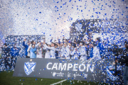 Vélez se impuso ante Estudiantes en la niebla y levantó la Supercopa Internacional