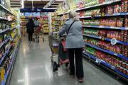 Golpe al bolsillo: tras la suba del dólar, anticipan aumentos de hasta 8% en alimentos y limpieza