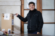 Axel Kicillof votó en La Plata, habló de una elección “muy importante” y celebró que su hijo votó por primera vez