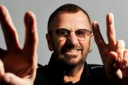 (VIDEO) Ringo Starr sufrió una caída en pleno recital