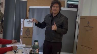 Javier Milei emitió su voto en la UTN de Almagro y evitó declaraciones a la prensa