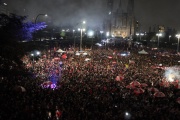 Estudiantes campeón: Una multitud tiñó Plaza Moreno de rojo y blanco