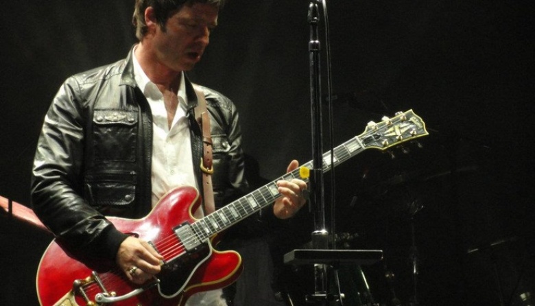 La histórica guitarra rota de la pelea de Oasis se vendió en una subasta por más de 400.000 dólares