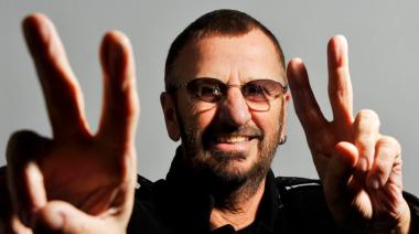 (VIDEO) Ringo Starr sufrió una caída en pleno recital