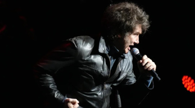 Insólito: Milei versionó a Charly y proyectó una batalla de Star Wars contra Cristina