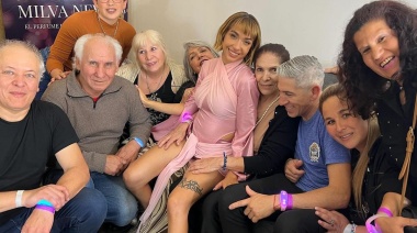 María Becerra mostró a su familia de La Plata con una remera de Gimnasia