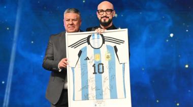 El regalo del Chiqui Tapia para Abel Pintos en los Martín Fierro