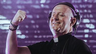 El sacerdote DJ 'Guilherme' que se hizo viral con su Catholic Seasson