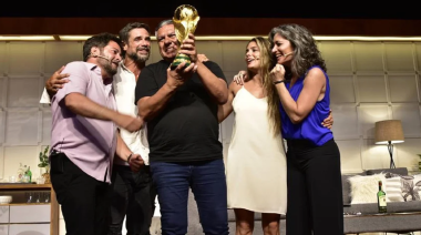 Chiqui Tapia sorprendió a Luciano Castro con la Copa del Mundo al ver la obra “El Divorcio”