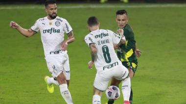 Con polémica en el cierre Defensa perdió el primer partido en Varela