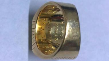Apareció el anillo desaparecido de Carlos Menem