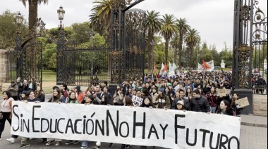 Estudiantes de la UADE se suman al reclamo de la universidad pública