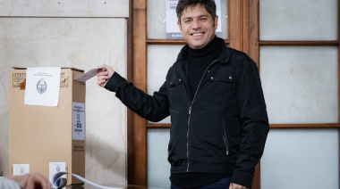 Axel Kicillof votó en La Plata, habló de una elección “muy importante” y celebró que su hijo votó por primera vez