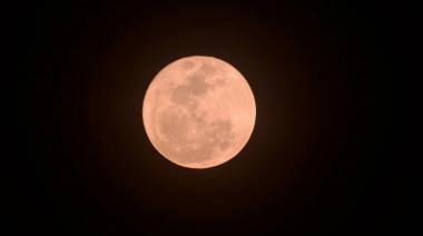 Esta noche: "Super Luna Rosa" en el cielo