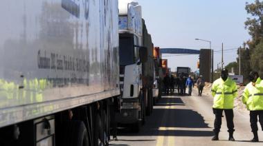 Camioneros piden prioridad para trabajadores que cruzan las fronteras