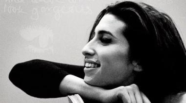 De qué trata el libro de Amy Winehouse con escritos y material inédito