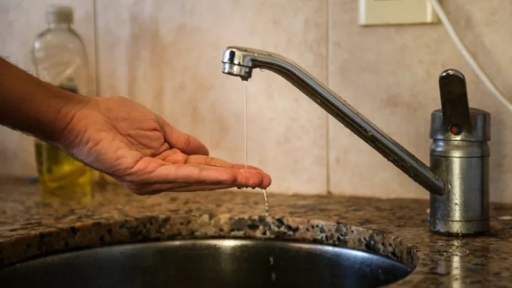 Vecinos cortan 7 y 43 reclamando por falta de agua en La Plata - En Agenda