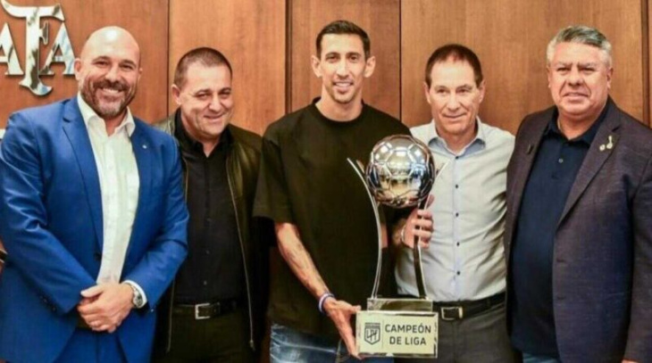 Ángel Di María junto a Chiqui Tapia, Holan y Toviggino recibiendo la copa de campeón de Liga.