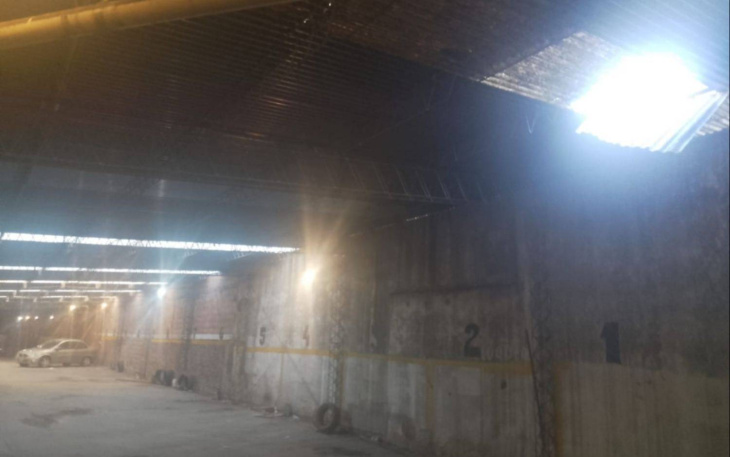 Otra imagen de la chapa que la mujer habría pisado, provocando su caída y la muerte.