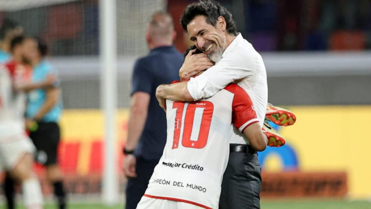 Domínguez abrazado a Tiago Palacios en la victoria de Estudiantes sobre Central Córdoba.