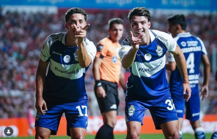 El característico festejo de Nicolás Barros Schelotto y Manuel Panaro que ya es una fija para el Lobo. Foto: Prensa Gimnasia.