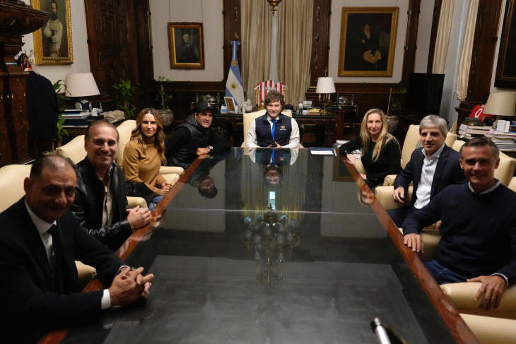 Javier Milei en su despacho con la camiseta de Estudiantes de Fondo. Foto: X Javier Milei.