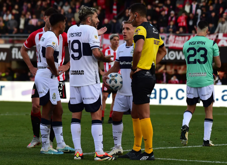 Facundo Tello dirigiendo el clásico que fue victoria para Estudiantes por 4-1 en el estadio Jorge Luis Hirschi.