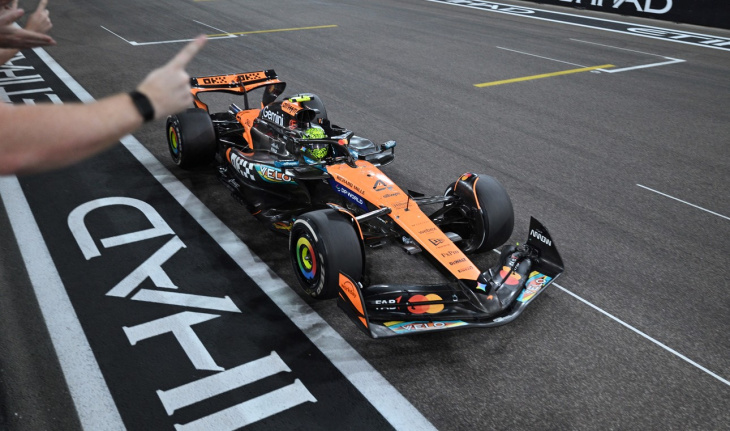 Lando Norris pasando por la línea de meta en Abu Dhabi para convertirse en campeón de la Fórmula 1.