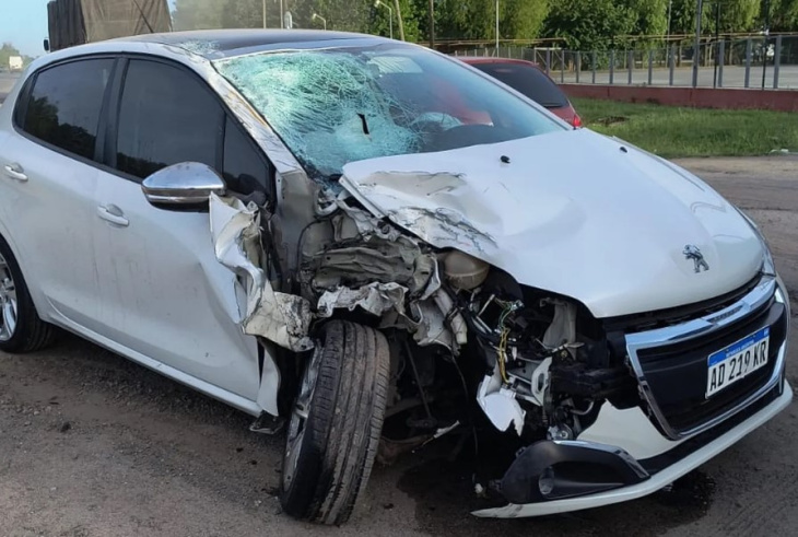 El Peugeot 308 muestra las marcas del impacto con la motocicleta en la que circulaban los dos fallecidos.