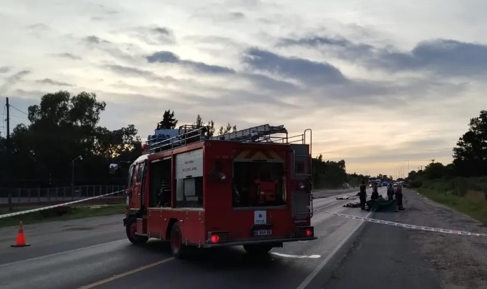 Los bomberos de El Peligro fueron los primeros en llegar al accidente y realizar las maniobras de reanimación a las víctimas.