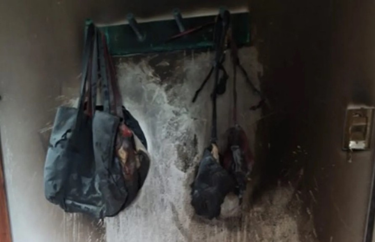 Pertenencias quemadas dentro de la vivienda de la vecina de barrio El Mondongo en La Plata.