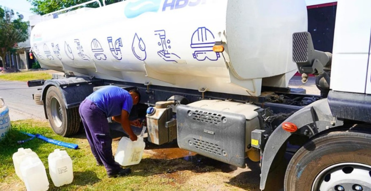 Los camiones cisternas que pasaron por las localidades de La Plata de San Carlos y Melchor Romero para repartir agua entre los vecinos.