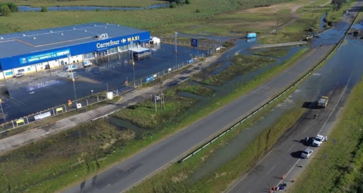Los desechos cloacales cubrieron el estacionamiento e ingresaron dentro del hipermercado Carrefour.
