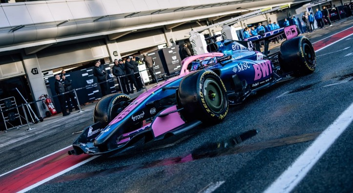 Los cambios más significativos este año estarán en la aerodinámica. Se pueden ver las modificaciones en el alerón delantero como así también en el ala trasera.