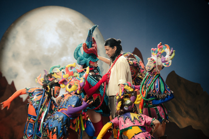 Una de las imágenes del videoclip oficial de "Jujuy Estrellado" donde Cazzu encarna a "La Diabla".