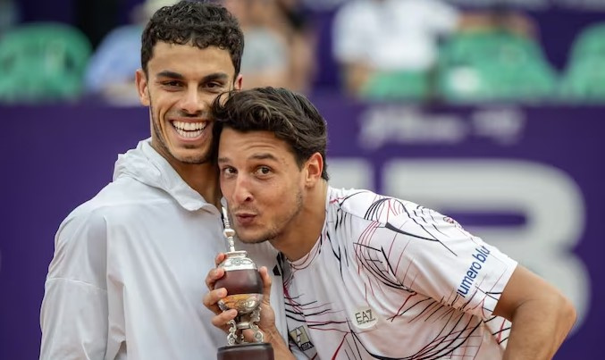 La divertida foto entre Fran Cerundolo y Luli Darderi durante la premiación. Ambos jugadores se llevan muy bien fuera de las canchas.