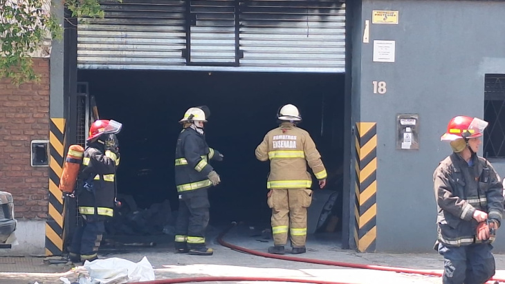 El fuego fue controlado por los bomberos pero aún había algunos focos activos dentro del taller. Foto: EnAgenda