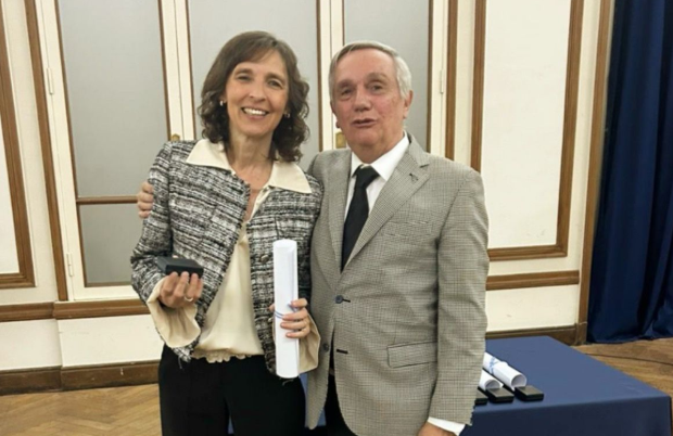Valeria Moreno recibiendo un reconocimiento en la Facultad de Ciencias Jurídicas y Sociales de la UNLP.