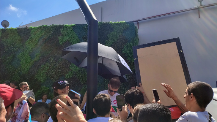 Agustín Canapino firmando autógrafos a los fanes que se acercaron hasta la nueva Axion Energy de Plaza Italia.