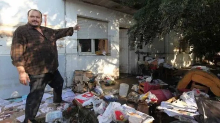 Un vecino de la ciudad de La Plata mostrando la marca que alcanzó el agua en su hogar.