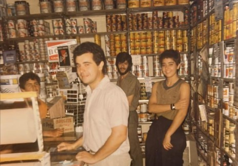 Sergio y Claudia Feregotti trabajando en la pinturería de su padre.