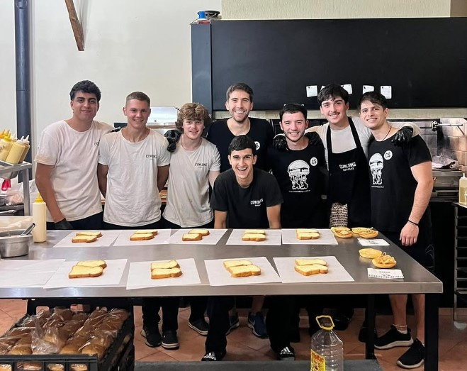 El equipo de Cowsins Burgers trabajando en el quincho de la casa de Tomás Miliani.